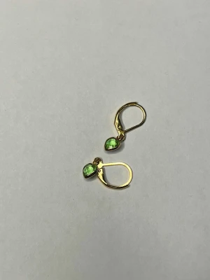 Guld örhängen  - Egengjorda örhängen. Med två gröna hjärtan 