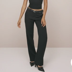 Nelly kostymbyxor - Lågmidjade kostymbyxor från nelly💕 Jag har använt dem ganska mycket så därav priset