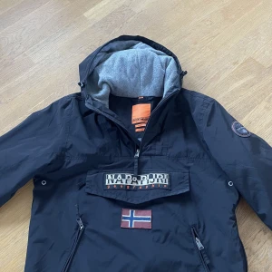 Napapijri Anorak jacka - Men's Rainforest Winter Anorak Jacket Köpt för 2,500 kr Säljes pga fel storlek Super fint skick