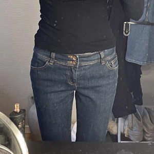 Low waist jeans  - Lågmidjade jeans i storlek 38. Jag säljer då dom inte riktigt sitter som jag vill i midjan, skulle kunna gå att sy dom men jag har inget sånt hemma Jag är 175 och dom är perfekt i längden.  Köp direkt för 300 eller buda. 