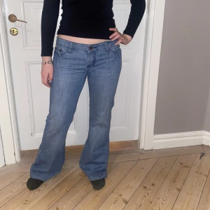 Lågmidjade jeans - Supersnygga lågmidjade bootcutjeans i ljus tvätt💕Perfekt skick. Storleken passar M-L. Skriv vid funderingar och kolla in mina andra annonser😇