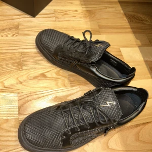 Giuseppe Zanotti skor - Säljer mina Giuseppe Zanotti skor då dem inte kommer till nytta. Skorna är använda Max 3 gånger! Låda och tags finns. 