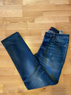 ripped Jack & Jones jeans - Nästan helt nya Jack and Jones jeans i slim fit, jeansen är ripped i designen så alltså inte trasiga!! Kan gå ner i pris vid snabb affär 