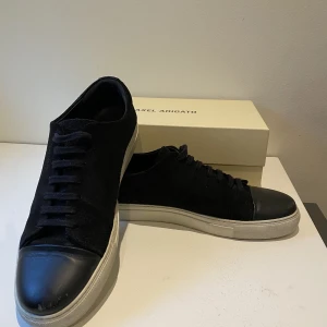 Axel Arigato skor - Säljer ett par Axel Arigato cap toe sneakers i storlek 45 som är i bra skick. Allt originellt ingår, det vill säga skolåda och dustbag. Bara att höra av sig vid frågor!