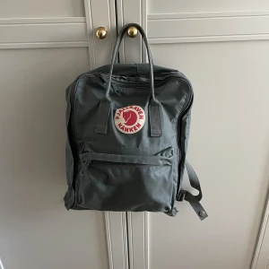 Fjällräven kånken ryggsäck  - Mörkgrön fjällräven ryggsäck. Bra skick men använd en del. Sittunderlaget som fanns i saknas. 