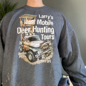 Oversized Tröja  - Säljer denna oversized tröja i storleken XL, den har ett litet märke på framsidan, därför det låga priset.