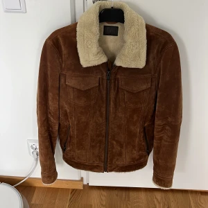 Rejäl Mockajacka  - Stilig och rejäl mockajacka i fint skick. Knappt använd.  Inköpspris: 1999 kr.  Strl 48 