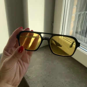 Solglasögon  - Väldigt fint skick och inga direkta repor! 