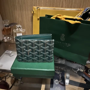 Goyard plånbok - Säljer nu min Goyard plånbok som är använd fåtal gånger.  Detta är den bästa rep på marknaden, allt og finns förutom kvittens.