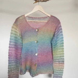 Finaste stickade mohairtröjan! - Bra kvalitet och världens finaste färger. Man blir verkligen glad av denna tröjan!