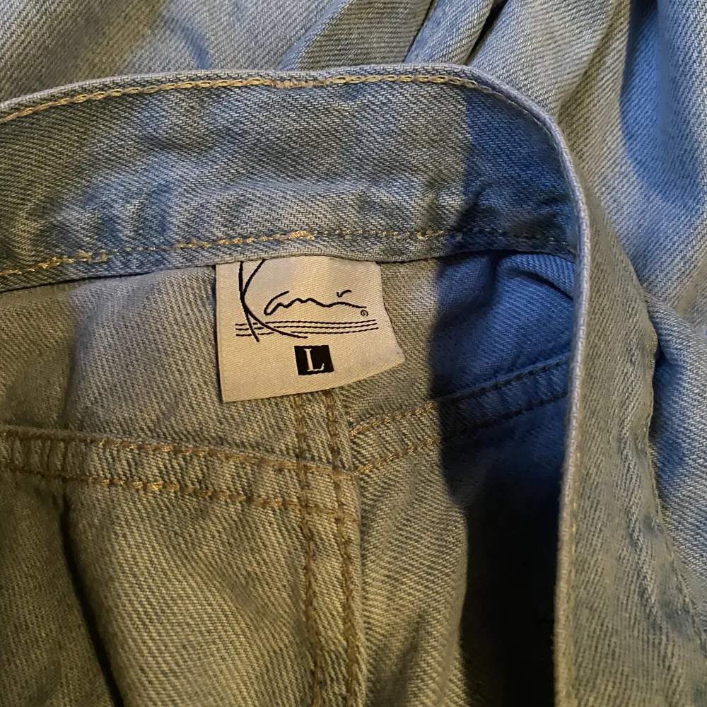 Karl Kani original Blå Fina jeans med street style (pösigare byxor)   Kom med bud, tveka inte att kontakta vid minsta fråga!. Jeans & Byxor.