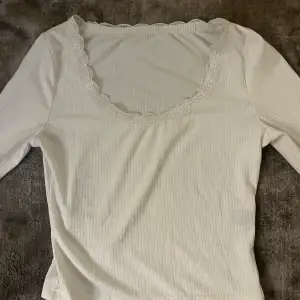 En vitt gullig tröja i storlek XS