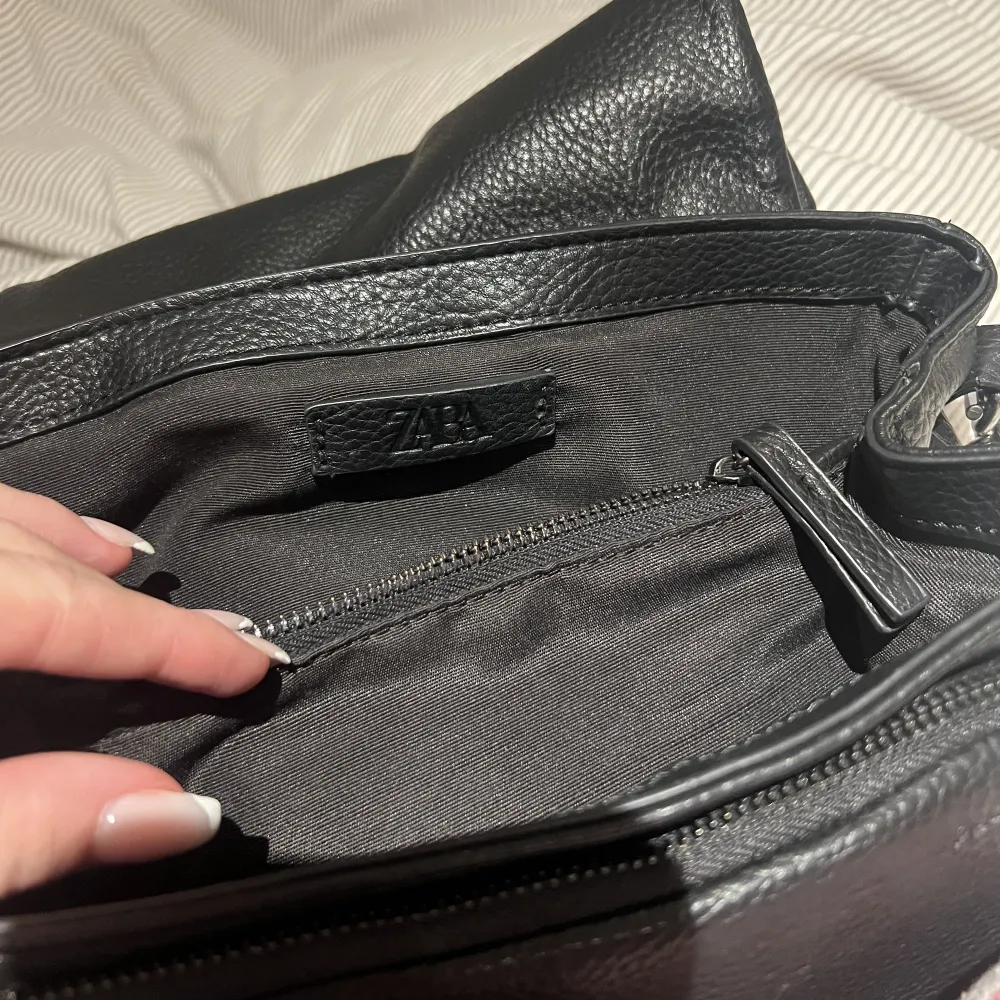 En svart Zara väska!✨💛Skriv privat för fler bilder . Väskor.