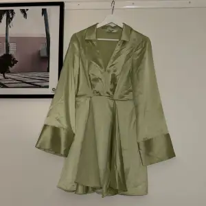 Super härlig grön siden klänning från NA-KD stl 36. Stor i storleken. Använd fåtal gånger!!