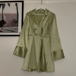 NA-KD - Super härlig grön siden klänning från NA-KD stl 36. Stor i storleken. Använd fåtal gånger!!