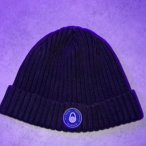 Sail racing mössa - Sail racing mössa aldrig använd skit skön att ha på sig och riktigt fett passar både för små huven och stora