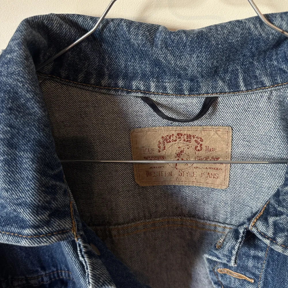 Vintage jeansjacka storlek oklart, runt L . Jackor.