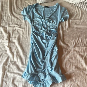 klänning - blå klänning säljer för att jag inte använder längre. man kan knyta själv på två ställen