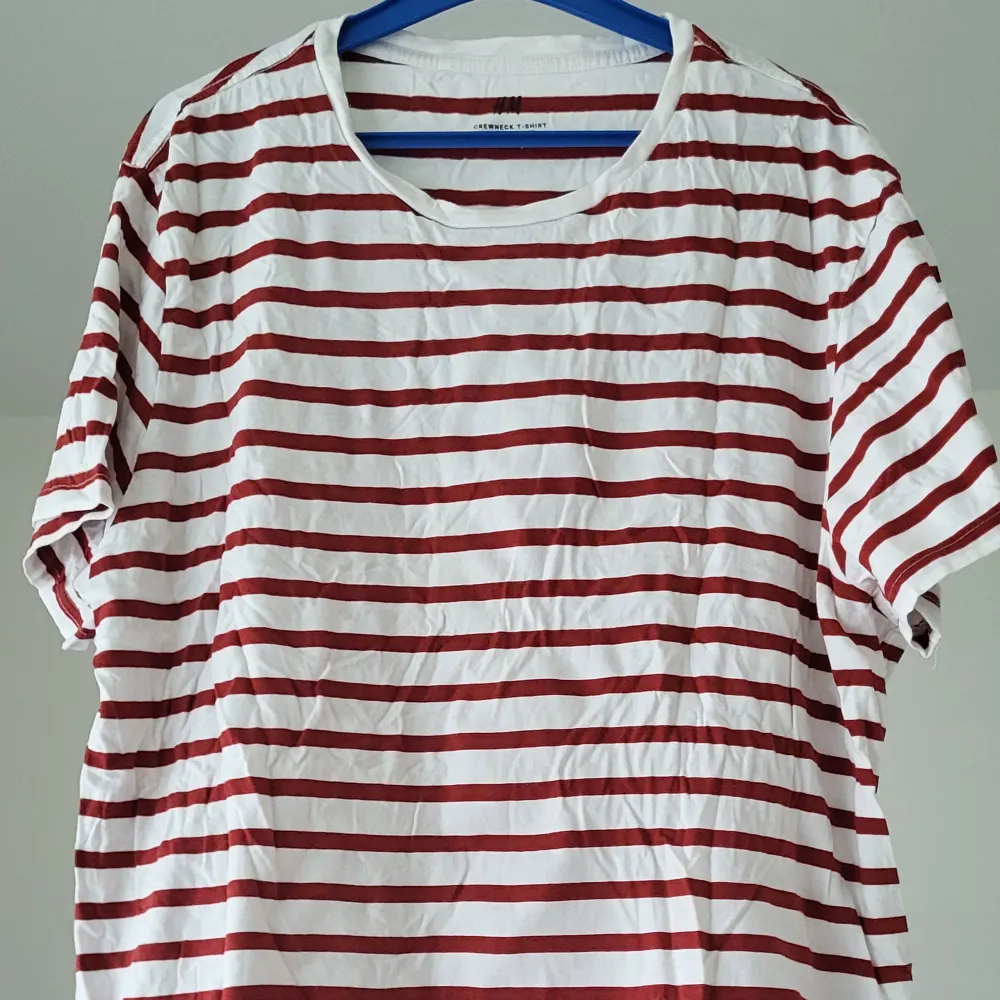 Röd och vit randig tshirt från H&M. T-shirts.