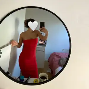 Intressekoll! Så snygg röd bandeau klänning som jag köpte i Rom i somras som aldrig kom till användning. Den är som ny o formar sig efter kroppen perfekt och behöver en ny ägare 🤍🥰 Passar XS-M beroende på hur du vill att den ska sitta. 