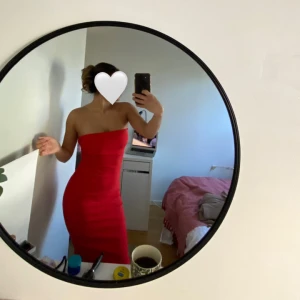 Röd Maxi Bandeau Klänning  - Intressekoll! Så snygg röd bandeau klänning som jag köpte i Rom i somras som aldrig kom till användning. Den är som ny o formar sig efter kroppen perfekt och behöver en ny ägare 🤍🥰 Passar XS-M beroende på hur du vill att den ska sitta. 