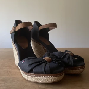 Iconic Elena Sandal - Klassiska kilklackar från Tommy Hilfiger. Nyskick. Endast provade. Nypris 999 kr. 