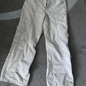 Y2K byxor - En jättefin Urban Outfitters Y2K byxa som är storlek S. Väldigt fin material. 