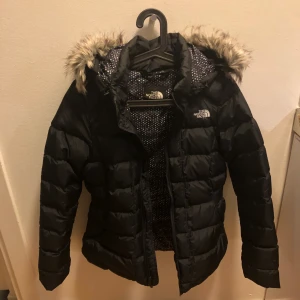 North Face jacka med avtagbar päls - Jätte fin North Face jacka i ny skick! Avtagbar päls på huvan. Använde den några gånger förra vintern o tycker den är så fin men är tyvärr för liten för mig då jag gått upp.De är strlk.S, nypris 3399kr säljer för 800kr (kan diskuteras)