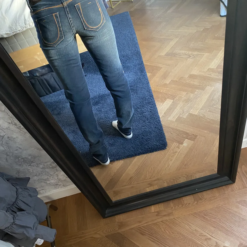 Mörkblåa jeans med orangea detaljer. Jeans & Byxor.