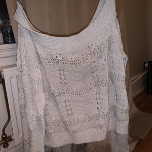 Of shoulder - Ingrn bas tröja behövs något under