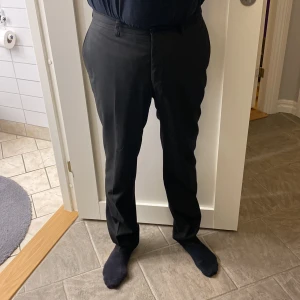 Kostymbyxor herrbyxor  - Svarta  Som nya, typ aldrig använd  För små 