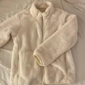teddy jacka - jätte söt, mysig och skön teddyjacka köpt från uniqlo som har använts några fåtal gånger, säljer på grund av att jag har en annan