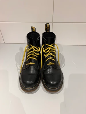 Dr. Martens - Stl. 41, herr, mycket fint skick då de köptes i fel storlek, knappt använda