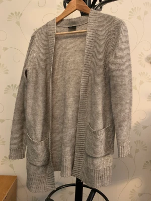 Grå tröja - Mysig tröja inför hösten som är sparsamt använd. Storlek S. 