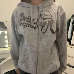Grey hoodie - Oversized Grå hoodie med tryck på, den är stor i storleken 