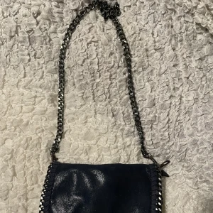 Blå Stella McCartney väska  - inte säker på om den är äkta, köpt för några år sedan och inte så använd💗då jag inte vet om det är äkta eller er sätter jag inte högt pris 