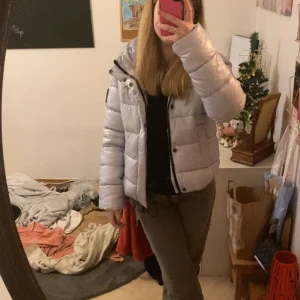 Puffer Vinterjacka  - Säljer nu min Puffer vinterjacka från superdry då den inte är min stil nu men den är i väldigt bra skicka förutom att den finns ett litet hål vid fickan men de syns inte då jag säljer den för 700kr ordinarie pris: 1499kr 