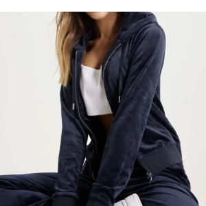 Juciy Couture Tröj  - Säljer min super fina juciy couture tröja i jätte bra skick, köptes förra året och andvänd fåtal gånger! Köptes för 1199kr säljer för 450+frakt. Skriv om fler bilder eller frågor!❤️💋