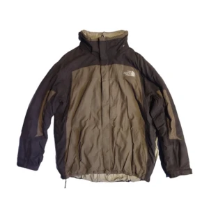 The North Face jacka brun - En riktigt snygg  jacka, The North Face. Riktigt skön och man klarar sig hela vintern med den. 2 inte och 3 yttre fickor. Endast använts en säsong. Storlek XL men sitter bra på L. Inga defekter, normala tecken på användning.  Läs min bio