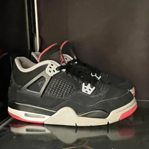 Air jordan 4 bred - 🔥Jordan 4 bred 🔥🥥Storlek 40🥥🍀Kan fraktas eller mötas upp i Stockholm 🍀🌸Svarar gärna på frågor eller skickar fler bilder 🌸⭐️Äkta ⭐️🦋Pris kan diskuteras vid snabb affär 🦋