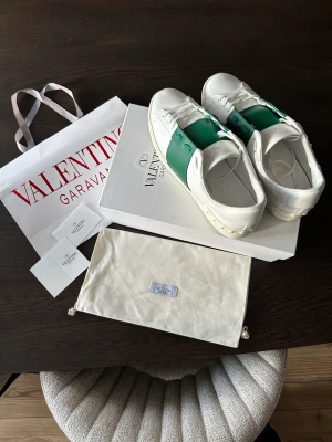 Valentino skor - Gröna valentino skor i väldigt bra skick. Hör av er vid mer frågor😁