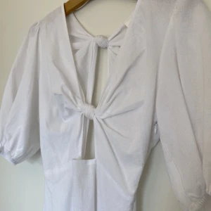 Vit klänning  - Vit klänning köpt på h&m som inte kom till användning🤍 sjukt fin med rosettdetalj och öppen rygg