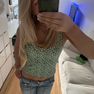 Blommigt grönt linne - Ett blommor gröna linne från dobber. Köpt för nått årsen , använd en gång. Bra skick. Köpt för 400 säljer för 200. Köparen står för frakten💚