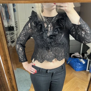 Svart spets topp - Super fin svart spets topp i storlek S till salu.