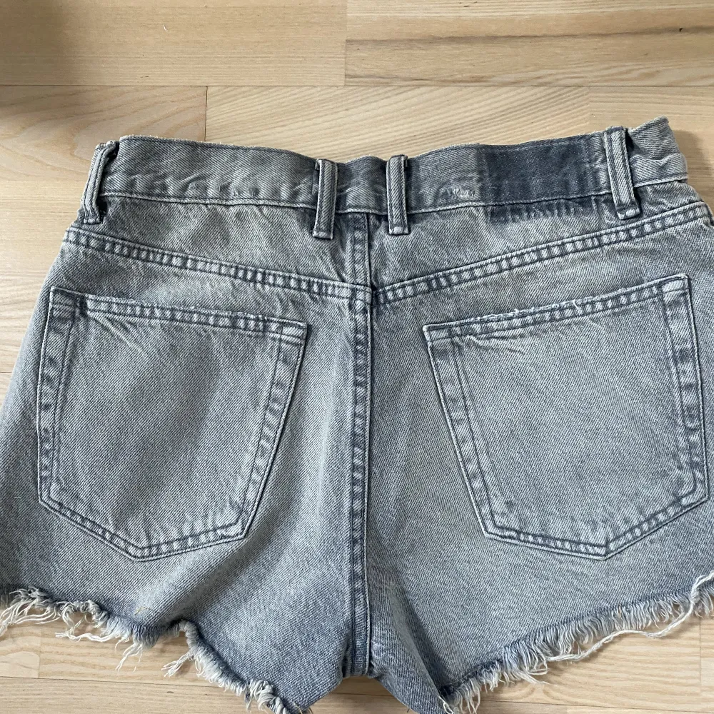Jeans shorts från zara. De jag har på bilden är blå, dom jag säljer är grå. Storlek 40, mid waist. Aldrig använda😇. Shorts.
