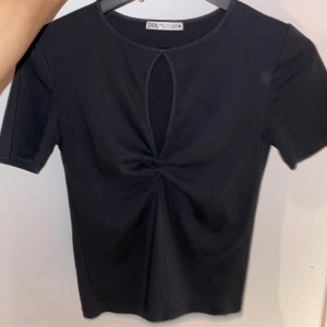 Topp - Svart topp från Zara. Aldrig använd! Bra skick! 