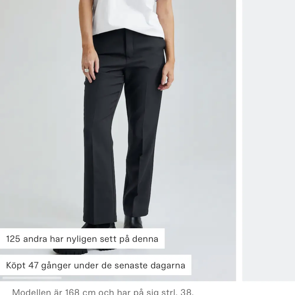 Säljer dessa fina kostymbyxor då de aldrig kommer till användning, aldrig använda och prislappen är till och med kvar💗. Jeans & Byxor.