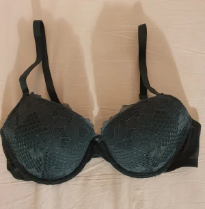 Grön/blå bh strl 80c - Bh från h&m i strl 80c , grön/blå på nåt vis, iaf en kall mörk grön. Använd enstaka gång. Spets på kuporna & genomskinlig i banden. 3hyskor bak lätt vaddering. Pris 70kr Skriv vid frågor 🙂