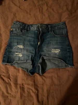 Jeans Shorts  - Hej, säljer dessa shorts. De har används 1-2 gånger och är i superfin skick. Storlek är 146/152 men funkar på mig som är s 