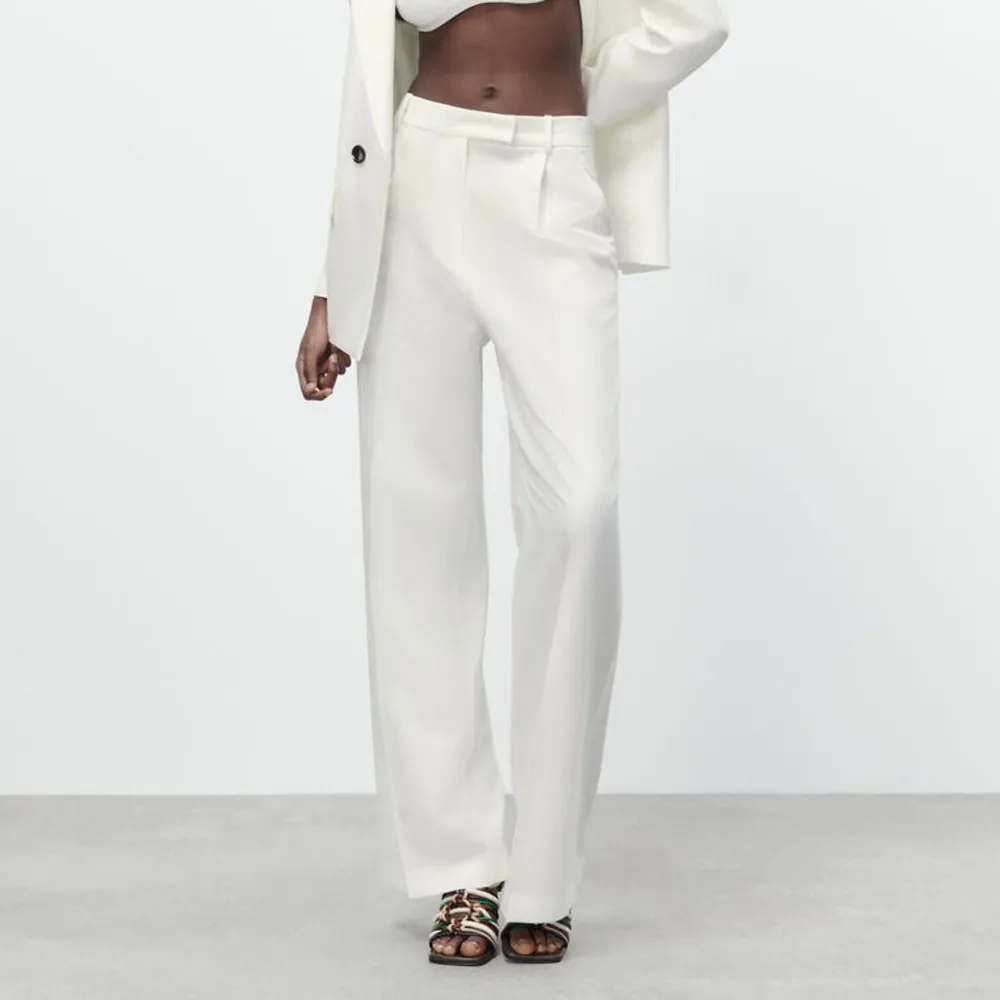 Skitsnygga vita kostymbyxor från Zara. Använda 1 gång då de tyvärr inte passar. . Jeans & Byxor.